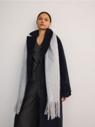 Szalik z frędzlami - jasnoszary. Szare szaliki damskie Reserved, bez wzorów. W wyprzedaży za 22.99 zł.