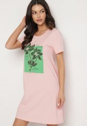 Różowa Bawełniana Sukienka o Kroju Typu T-shirt Zdobiona Nadrukiem Nevolira. Czerwone sukienki damskie Born2be, na co dzień, l, z aplikacjami, z bawełny, eleganckie, bez kołnierzyka, bez ramiączek, midi. Za 34.99 zł.