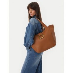 Torebka Guess. Brązowe shopperki damskie Guess, z aplikacjami, bez dodatków. Za 714.99 zł.