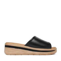 Klapki Lasocki. Czarne klapki damskie Lasocki, bez wzorów, bez obcasa, bez zapięcia. Za 169.99 zł.