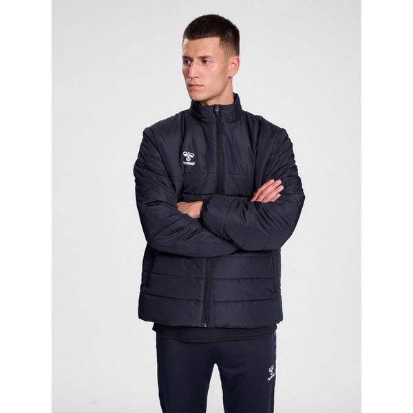 Kurtka puchowa Hummel Essential Szorty Bench. Czarne kurtki męskie Hummel, m, bez wzorów, z puchu, eleganckie, bez kaptura. Za 340.20 zł.