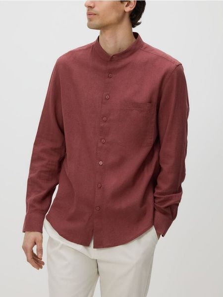 Koszula regular fit z lnem - karminowy. Czerwone koszule męskie Reserved, l, bez wzorów, z bawełny, bez kołnierzyka, bez ramiączek. Za 139.99 zł.