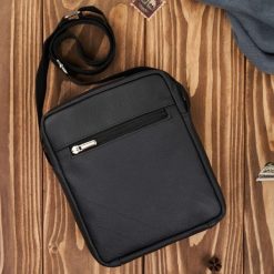 Saszetka męska skórzana na ramię klasyczna czarna miejska Abruzzo ABR-48. Czarne saszetki i nerki męskie bez wzorów, z nylonu. Za 99.00 zł.