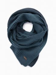 Dzianinowy męski szalik w dwukolorowe prążki – granatowo-niebieski V2. Niebieskie szaliki męskie Ombre Clothing, z aplikacjami, z dzianiny. Za 119.99 zł.