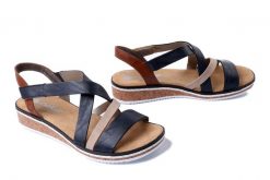 RIEKER V3663-91 blue combination, sandały damskie. Czarne sandały damskie Rieker, bez wzorów, z gumy, bez obcasa, na koturnie, bez zapięcia. Za 299.90 zł.