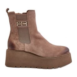 Zazoo 60498 Damskie Zamszowe Botki Sztyblety Na Platformie I Koturnie Beżowe beżowy. Brązowe botki damskie bez wzorów, z zamszu, eleganckie, bez obcasa, na koturnie, bez zapięcia. Za 572.67 zł.