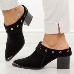 Czarne skórzane klapki damskie na obcasie mule DiA 3059. Czarne klapki damskie DiA, na jesień, bez wzorów, z jeansu, eleganckie, bez obcasa, na obcasie, bez zapięcia. W wyprzedaży za 368.72 zł.