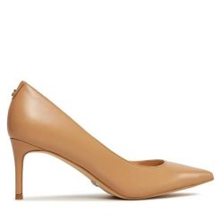 Czółenka Guess. Brązowe czółenka damskie Guess, z aplikacjami, bez obcasa, bez zapięcia. Za 399.99 zł.
