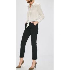 Silvian Heach - Spodnie. Czarne spodnie materiałowe damskie Silvian Heach, bez wzorów, z elastanu, casualowe, z standardowym stanem. W wyprzedaży za 219.90 zł.