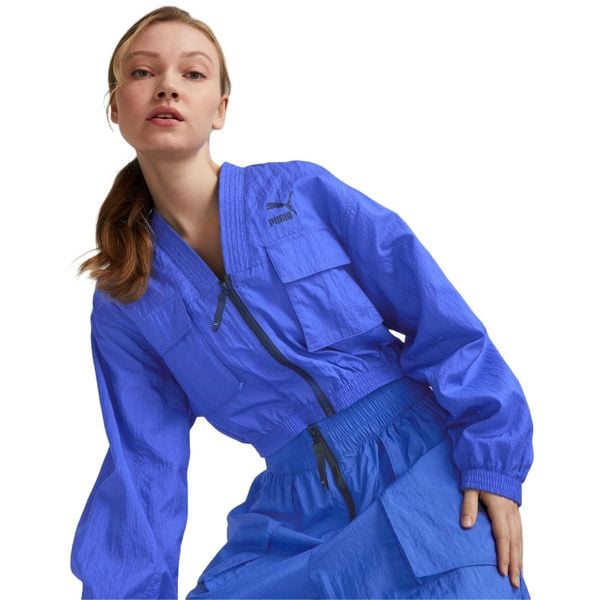 Kurtka damskie Puma Dare To Woven. Niebieskie kurtki sportowe damskie Puma, bez wzorów, z nylonu, bez ramiączek, bez kaptura, do biegania. Za 390.00 zł.