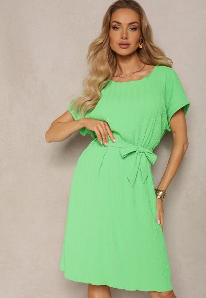 Jasnozielona Sukienka o Pudełkowym Kroju i Paskiem w Talii Tiarina. Zielone sukienki damskie Renee, na co dzień, l, bez wzorów, eleganckie, bez kołnierzyka, bez ramiączek, midi, kopertowe. Za 69.99 zł.