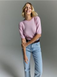 Wełniany sweter z krótkim rękawem - różowy. Czerwone swetry nierozpinane damskie Reserved, l, bez wzorów, z wełny, bez kołnierzyka, bez ramiączek. W wyprzedaży za 139.99 zł.