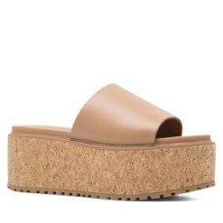 Klapki Lasocki. Brązowe klapki damskie Lasocki, bez wzorów, bez obcasa, bez zapięcia. Za 249.99 zł.