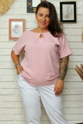 Bluzka oversize z łezką ELIDA puder róż. Czerwone bluzki damskie KARKO, plus size, bez wzorów, z dzianiny, biznesowe, bez kołnierzyka, plus size, bez ramiączek. Za 59.50 zł.