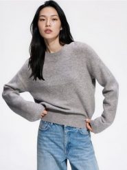 Sweter z obniżoną linią ramion - szary. Szare swetry nierozpinane damskie Reserved, l, bez wzorów, z dzianiny, bez kołnierzyka, bez ramiączek. Za 119.99 zł.