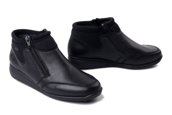 RIEKER 47270-00 black, botki damskie. Czarne botki damskie Rieker, bez wzorów, bez obcasa, bez zapięcia. Za 399.90 zł.