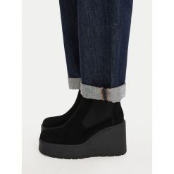 Botki Badura. Brązowe botki damskie Badura, bez wzorów, bez obcasa, na koturnie, bez zapięcia. Za 279.99 zł.
