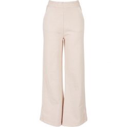 Spodnie z rozcięciem dla kobiet Urban Classics Heavy Terry Garment Dye GT. Czerwone spodnie dresowe damskie Urban Classics, bez wzorów, sportowe, długie. Za 275.00 zł.