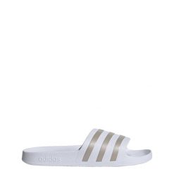 Klapki adilette Aqua. Białe klapki damskie Adidas, bez wzorów, sportowe, bez obcasa, bez zapięcia. Za 99.95 zł.