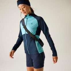 Damska bluza Evolving III z kapturem, elastyczna, w blokach kolorów. Niebieskie bluzy damskie Dare 2B, bez wzorów, z elastanu, bez ramiączek, z kapturem. Za 379.99 zł.