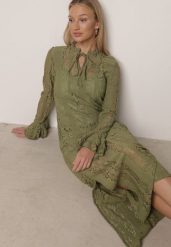 Zielona Koronkowa Sukienka o Taliowanym Kroju z Wiązaniem przy Dekolcie Nevellirae. Zielone sukienki damskie Born2be, na co dzień, l, bez wzorów, z koronki, eleganckie, bez kołnierzyka, bez ramiączek, maxi, proste. Za 189.99 zł.