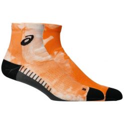 Skarpetki sportowe dla dorosłych Performance Run Quarter Sock. Brązowe skarpety męskie Asics, bez wzorów, z materiału. Za 69.99 zł.