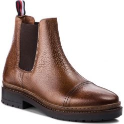Sztyblety TOMMY HILFIGER - Elevated Outdoor Che FM0FM01912 Cognac 606. Brązowe trekkingi męskie Tommy Hilfiger, z materiału, bez zapięcia. W wyprzedaży za 439.00 zł.