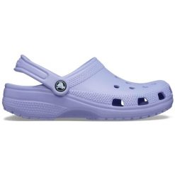 Klapki dla dorosłych Crocs Classic. Fioletowe klapki damskie Crocs, bez wzorów, sportowe, bez obcasa, bez zapięcia. Za 239.99 zł.