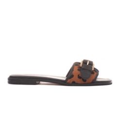 Marco Shoes Klapki Fibbia brązowe. Brązowe klapki damskie bez wzorów, ze skóry, casualowe, bez obcasa, bez zapięcia. W wyprzedaży za 359.00 zł.