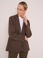 Klasyczna gładka jednorzędowa marynarka z domieszką wiskozy - brązowy. Brązowe marynarki i żakiety damskie Sinsay, bez wzorów, z wiskozy, klasyczne, bez kołnierzyka, bez ramiączek. Za 79.99 zł.