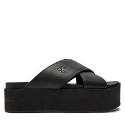 Klapki Calvin Klein Jeans. Czarne klapki damskie Calvin Klein Jeans, bez wzorów, z jeansu, bez obcasa, bez zapięcia. Za 219.99 zł.
