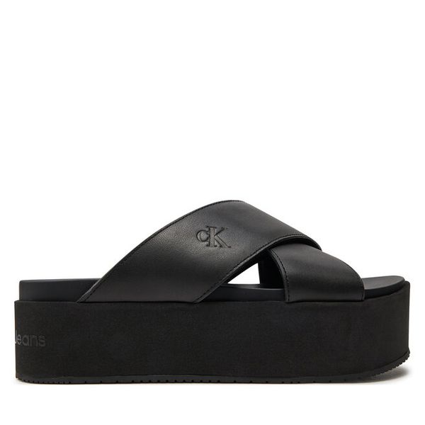 Klapki Calvin Klein Jeans. Czarne klapki damskie Calvin Klein Jeans, bez wzorów, z jeansu, bez obcasa, bez zapięcia. Za 219.99 zł.
