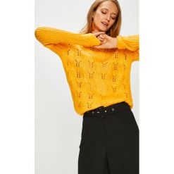 Noisy May - Sweter. Białe swetry nierozpinane damskie Noisy May, l, bez wzorów, z dzianiny, bez kołnierzyka, bez ramiączek. W wyprzedaży za 59.90 zł.