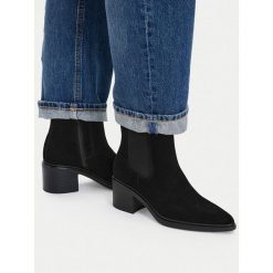 Botki Lasocki. Czarne botki damskie Lasocki, bez wzorów, bez obcasa, na słupku, bez zapięcia. Za 249.99 zł.