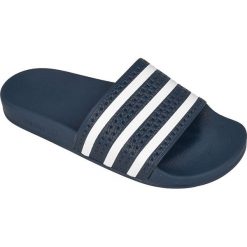 Granatowe Klapki adidas Originals Adilette M 288022. Białe klapki męskie Adidas, bez wzorów, z materiału, bez zapięcia. W wyprzedaży za 209.00 zł.