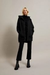 Bluza oversize z kapturem czarna. Czarne bluzy damskie MOODO, m, bez wzorów, z bawełny, bez ramiączek, z kapturem. W wyprzedaży za 84.99 zł.