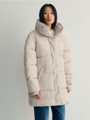 Pikowany płaszcz oversize - kremowy. Białe płaszcze damskie Reserved, l, bez wzorów, z tkaniny, bez kołnierzyka, bez kaptura. W wyprzedaży za 79.99 zł.