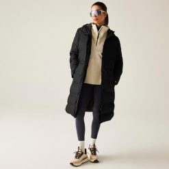 Kurtka turystyczna damska Wander ocieplana. Czarne kurtki sportowe damskie Dare 2B, na zimę, l, bez wzorów, z materiału, bez ramiączek, z kapturem, trekkingowe. Za 299.99 zł.