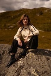 Sweter z półgolfem beżowy. Brązowe swetry nierozpinane damskie MOODO, l, bez wzorów, z poliamidu, bez kołnierzyka, bez ramiączek. Za 149.99 zł.