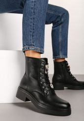 Czarne Botki Workery Zdobione Cyrkoniowymi Aplikacjami przy Sznurówkach Lizzia. Czarne botki damskie Born2be, z aplikacjami, z jeansu, eleganckie, z okrągłym noskiem, bez obcasa, na płaskiej podeszwie, bez zapięcia. Za 159.99 zł.
