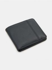 Portfel z imitacji skóry - czarny. Czarne portfele męskie Sinsay, bez wzorów, ze skóry. Za 25.99 zł.