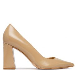Czółenka Guess. Brązowe czółenka damskie Guess, z aplikacjami, bez obcasa, bez zapięcia. Za 634.99 zł.