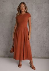 Czerwona Rozkloszowana Sukienka z Wiskozy z Modelującymi Przeszyciami Meteia. Czerwone sukienki damskie Renee, na spacer, na lato, l, bez wzorów, z wiskozy, wakacyjne, bez kołnierzyka, bez ramiączek, maxi, rozkloszowane. Za 139.99 zł.