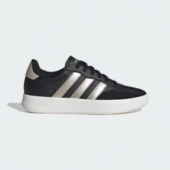 Buty Barreda. Białe obuwie sportowe damskie Adidas, bez wzorów, bez zapięcia, tenisowe. Za 251.15 zł.