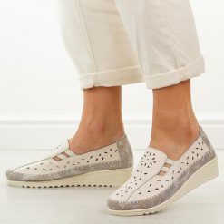 Beżowe przewiewne skórzane półbuty damskie na koturnie T.Sokolski W26-275. Brązowe półbuty damskie Sokolski, na jesień, w ażurowe wzory, ze skóry, klasyczne, bez obcasa, na koturnie, bez zapięcia. W wyprzedaży za 161.10 zł.