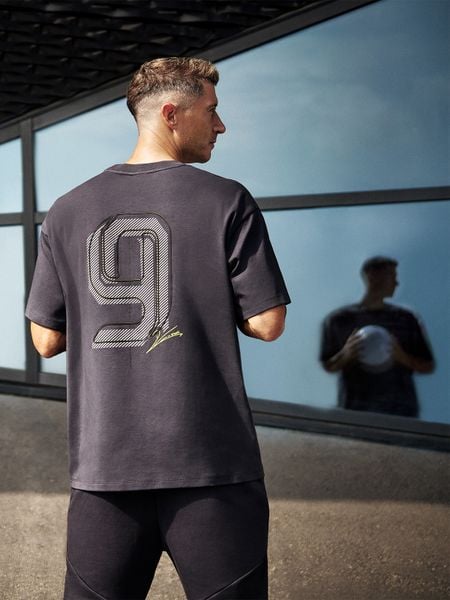 4F T-shirt oversize z nadrukiem męski 4F x Robert Lewandowski - szary M. Szare koszulki sportowe męskie 4F, l, bez wzorów, z bawełny, bez ramiączek. Za 129.99 zł.