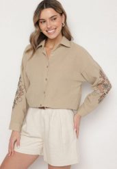 Beżowa Koszula o Kroju Oversize Zdobiona Haftem na Rękawach Dovorea. Brązowe koszule damskie Born2be, l, z aplikacjami, z bawełny, eleganckie, bez kołnierzyka, bez ramiączek. Za 74.99 zł.