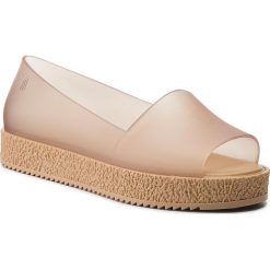 Półbuty MELISSA - Puzzle Ad 31882 Beige 06198. Brązowe półbuty damskie Melissa, bez wzorów, z tworzywa sztucznego, bez obcasa, bez zapięcia. W wyprzedaży za 209.00 zł.