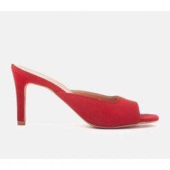 Marco Shoes Klapki Palermo czerwone. Czerwone klapki damskie bez wzorów, eleganckie, bez obcasa, na obcasie, bez zapięcia. Za 419.00 zł.
