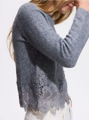 Sweter z koronką - szary. Szare swetry nierozpinane damskie Reserved, l, bez wzorów, z dzianiny, bez kołnierzyka, bez ramiączek. Za 139.99 zł.